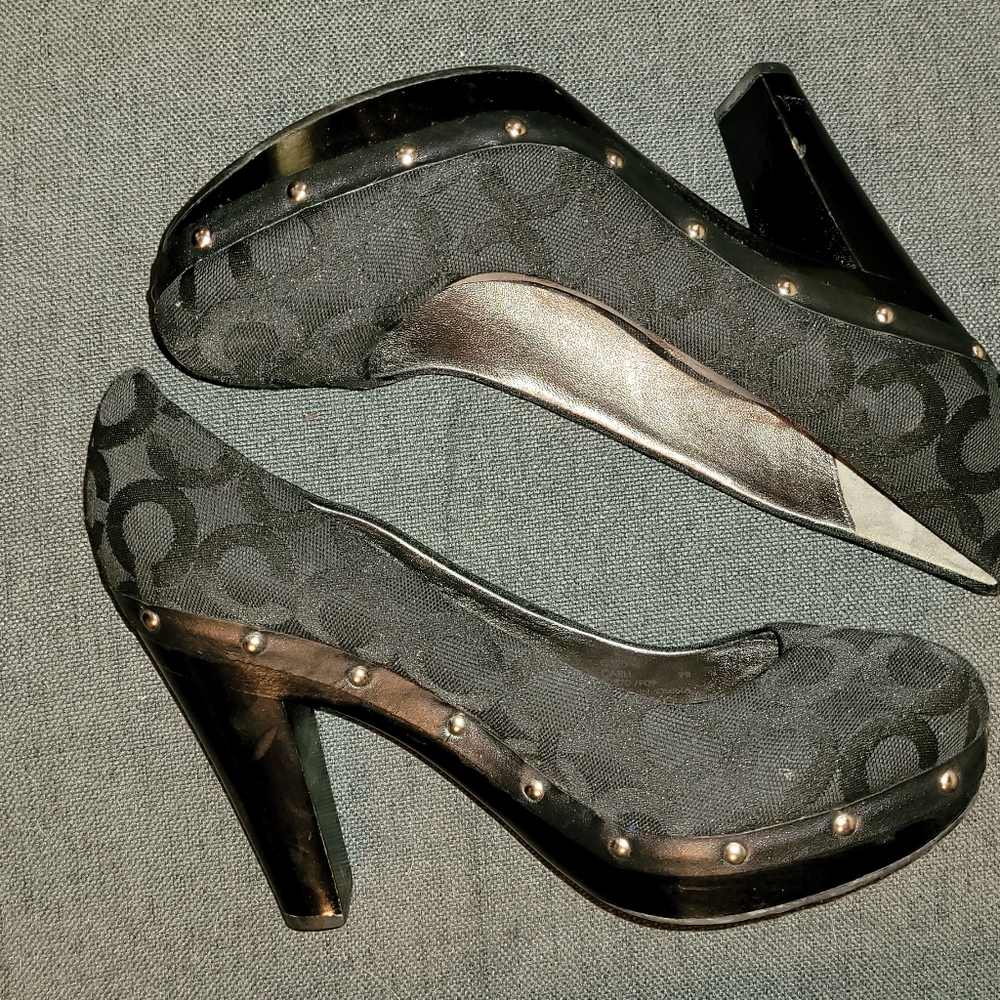 Coach pumps